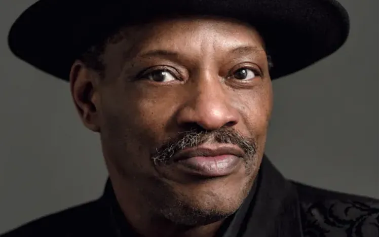 A close up of Alexander O’Neal